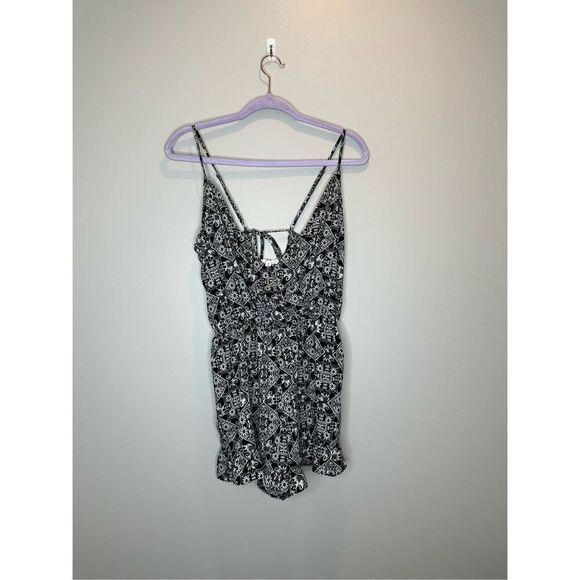 Love Tree Black and White Print Ruffle Shorts Romper Size Medium - Picture 1 of 11